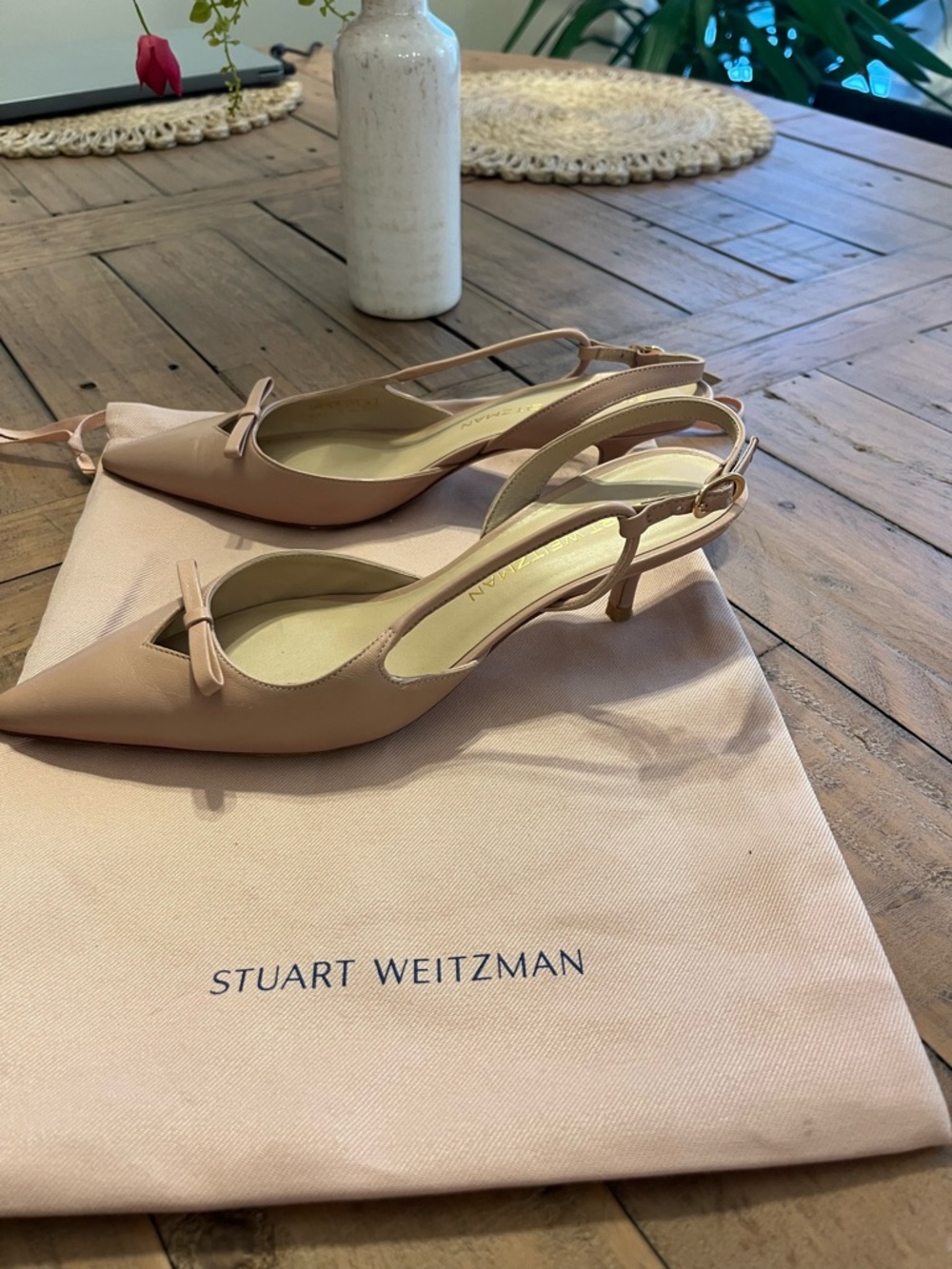 Stuart Weitzman Beige/Blush Pointed-Toe Women’s Slingback Kitten Heels with Bow. - Picture 4 of 6